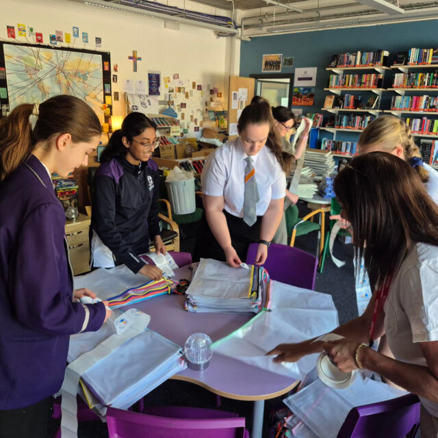 🎨📚 Our students recently teamed up with volunteers to create imaginative art and story sacks for families who have sought sanctuary and refuge in our community.
Working alongside Liverpool Learning Partnership as part of their Our Liverpool funded project, students used their creativity, compassion and teamwork to produce resources that will help families enjoy stories, learning and play together.
We are incredibly proud of our students for supporting such a meaningful initiative and demonstrating our values of community, dignity and hope. 💙✨
#OurLiverpool #LiverpoolLearningPartnership #Community #Creativity #RefugeeSupport #ProudToBeStHildas @llpartnership